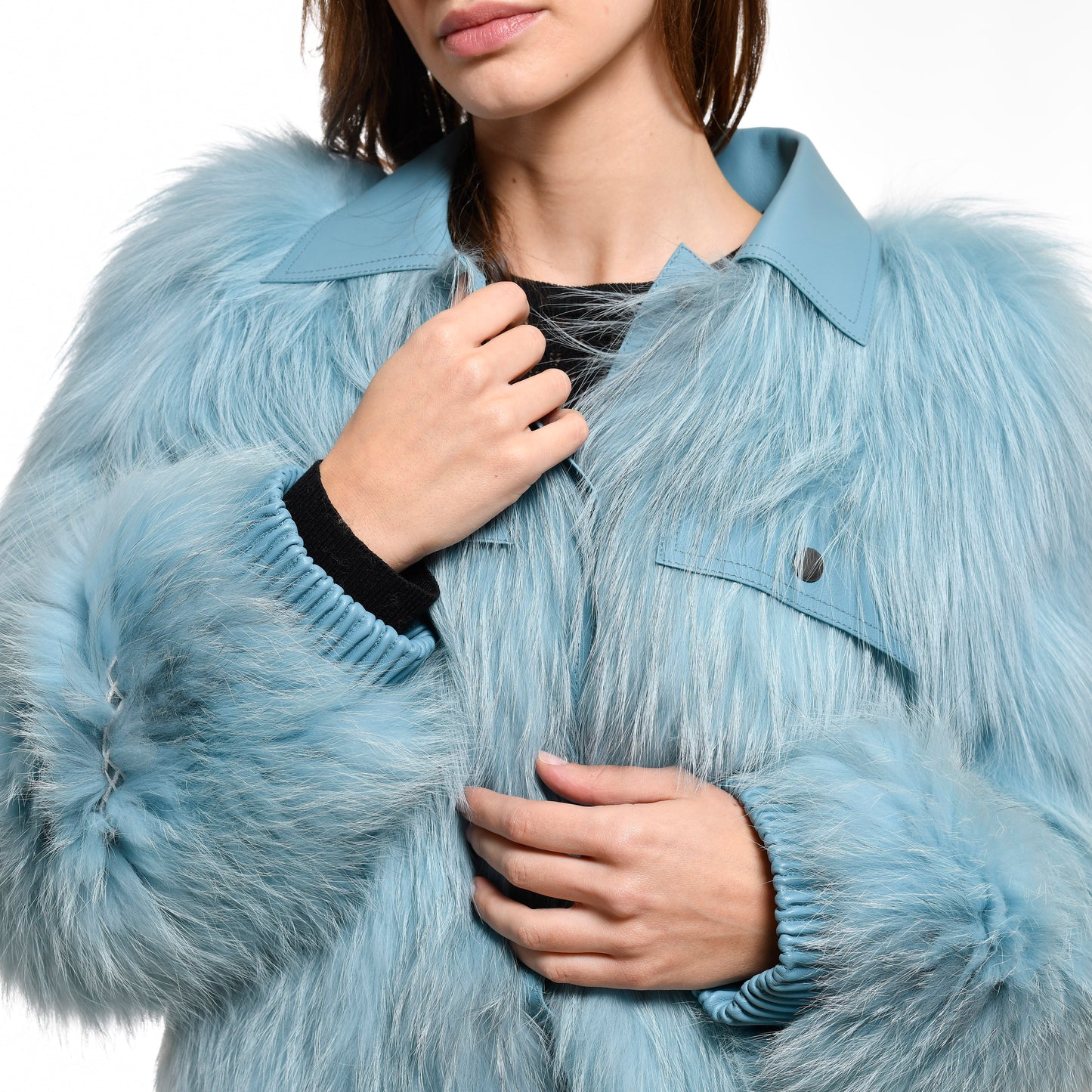 Giacca in volpe azzurra con profili in pelle
