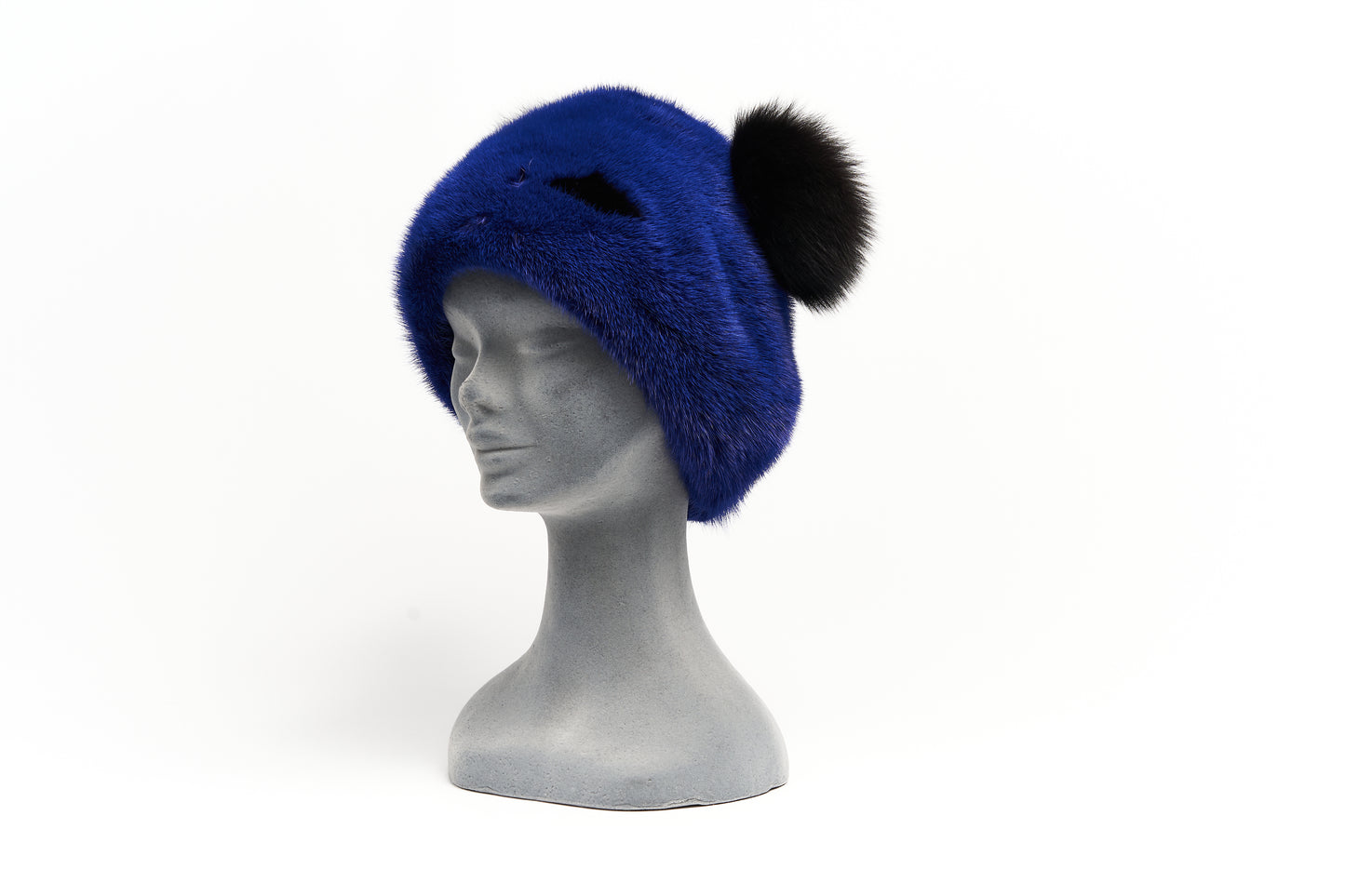 Cappello in visone blu elettrico con pon pon di volpe