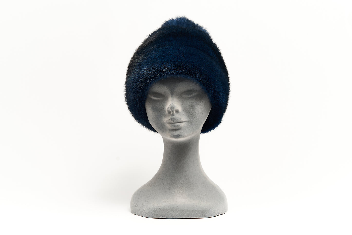 Cappello in visone blu navy con pon pon in volpe in tinta
