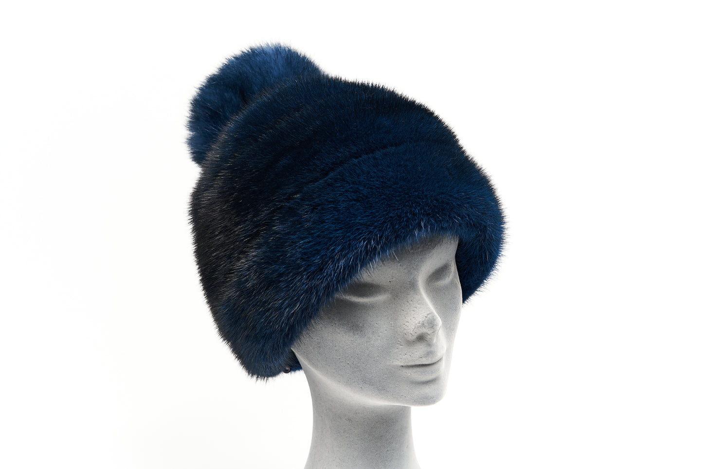 Cappello in visone blu navy con pon pon in volpe in tinta