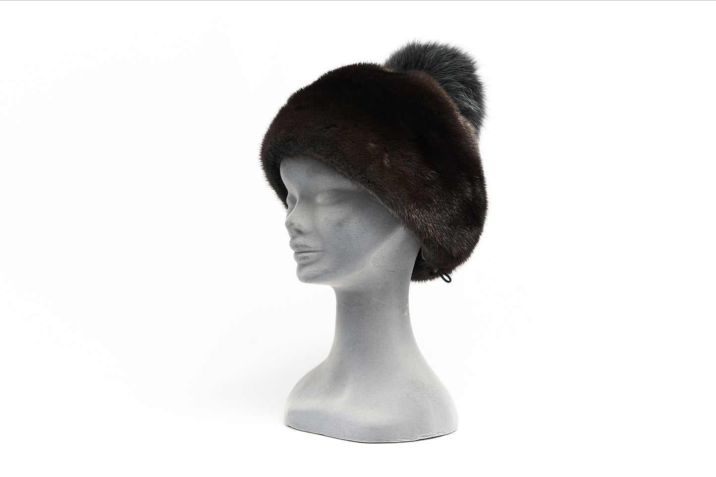 Elegante cappello in visone black con pon pon in tinta