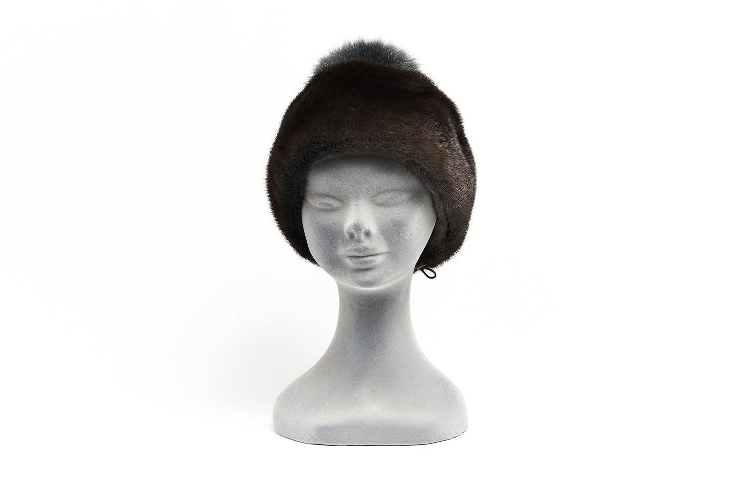 Elegante cappello in visone black con pon pon in tinta