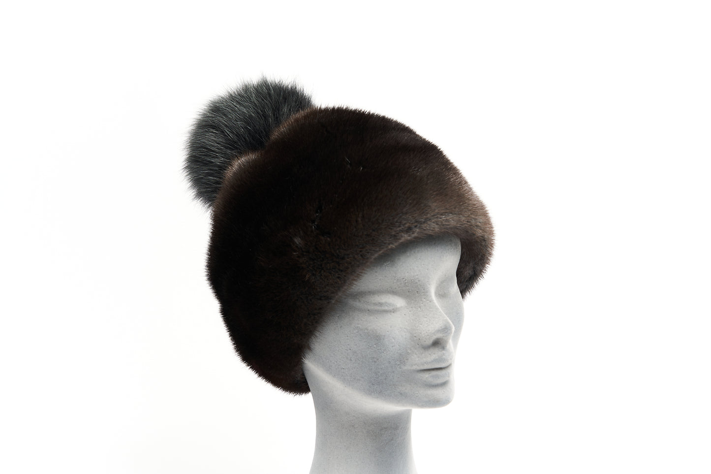 Elegante cappello in visone black con pon pon in tinta