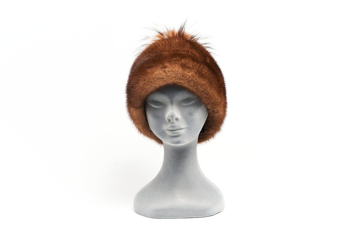 Elegante cappello in visone gold con pon pon in tinta
