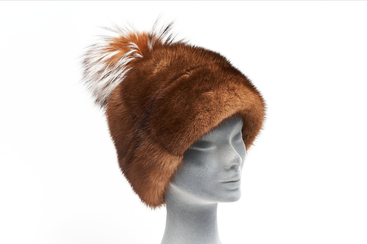Elegante cappello in visone gold con pon pon in tinta