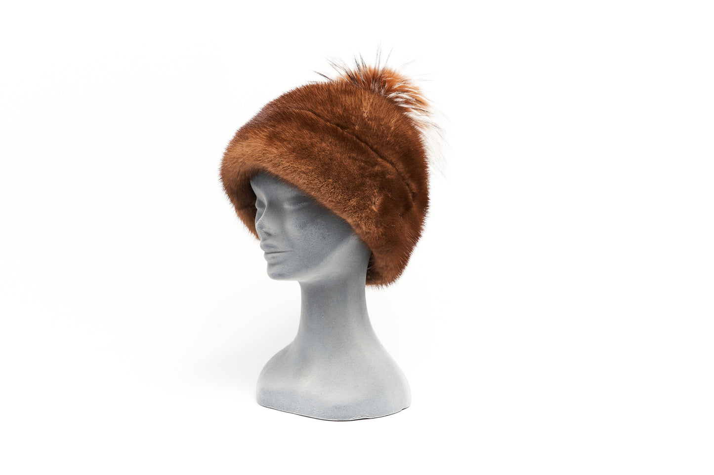 Elegante cappello in visone gold con pon pon in tinta