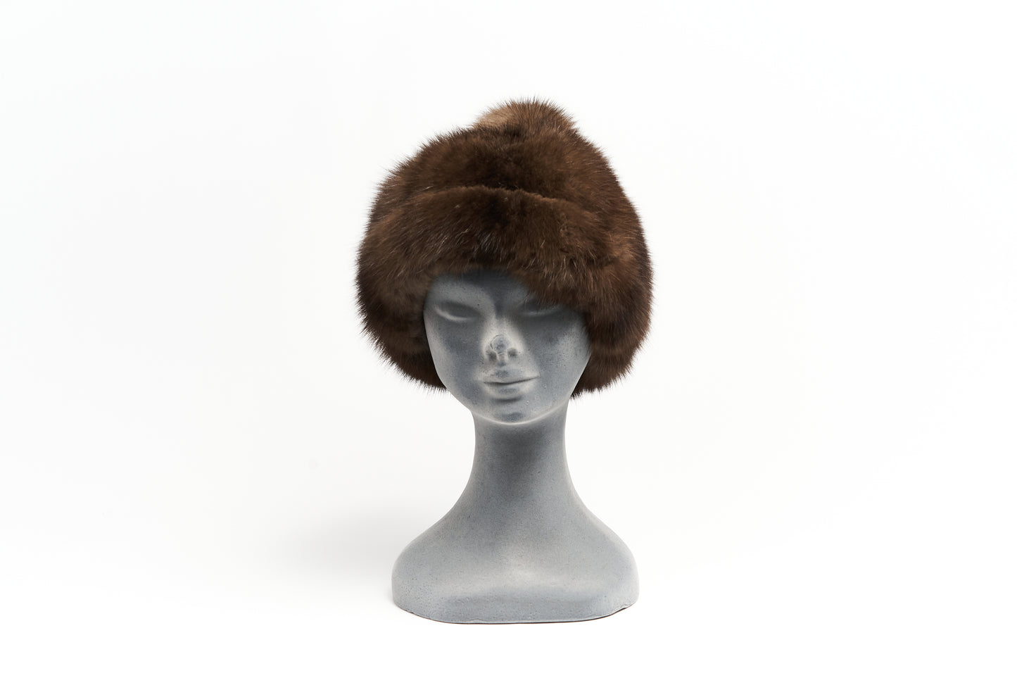 Elegante cappello in visone mogano con pon pon in tinta