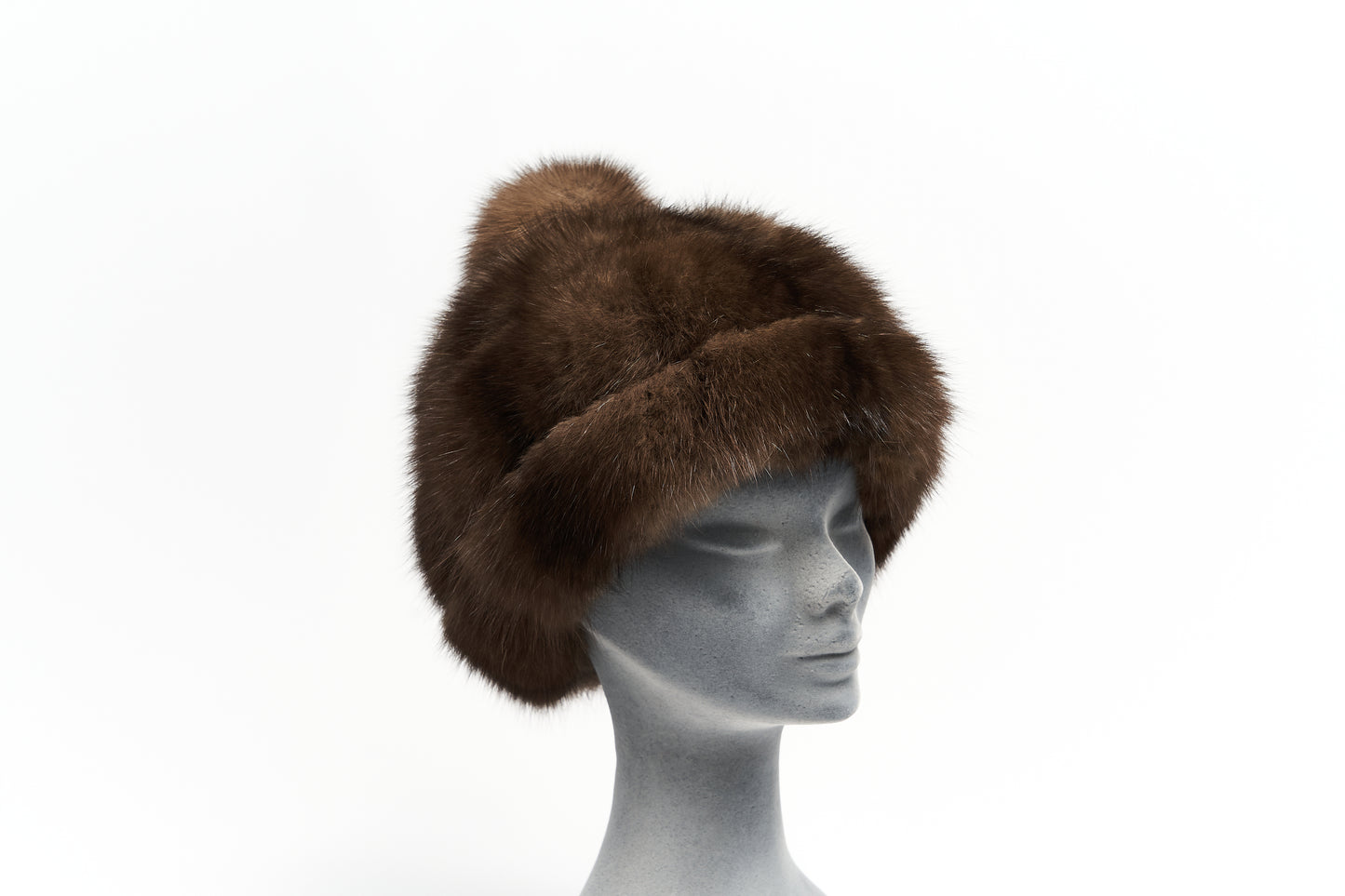 Elegante cappello in visone mogano con pon pon in tinta