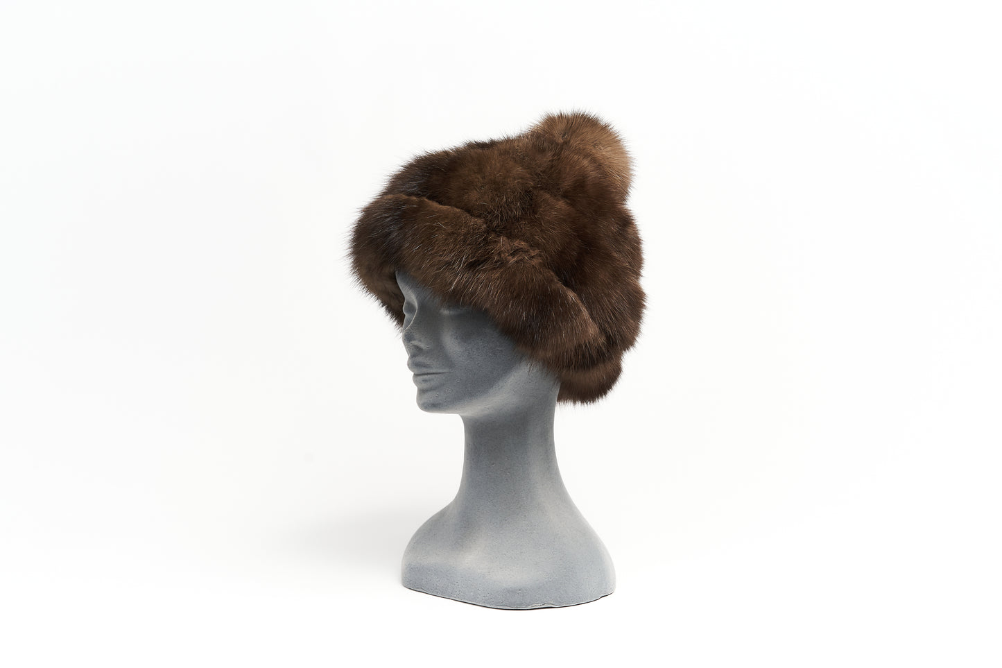 Elegante cappello in visone mogano con pon pon in tinta