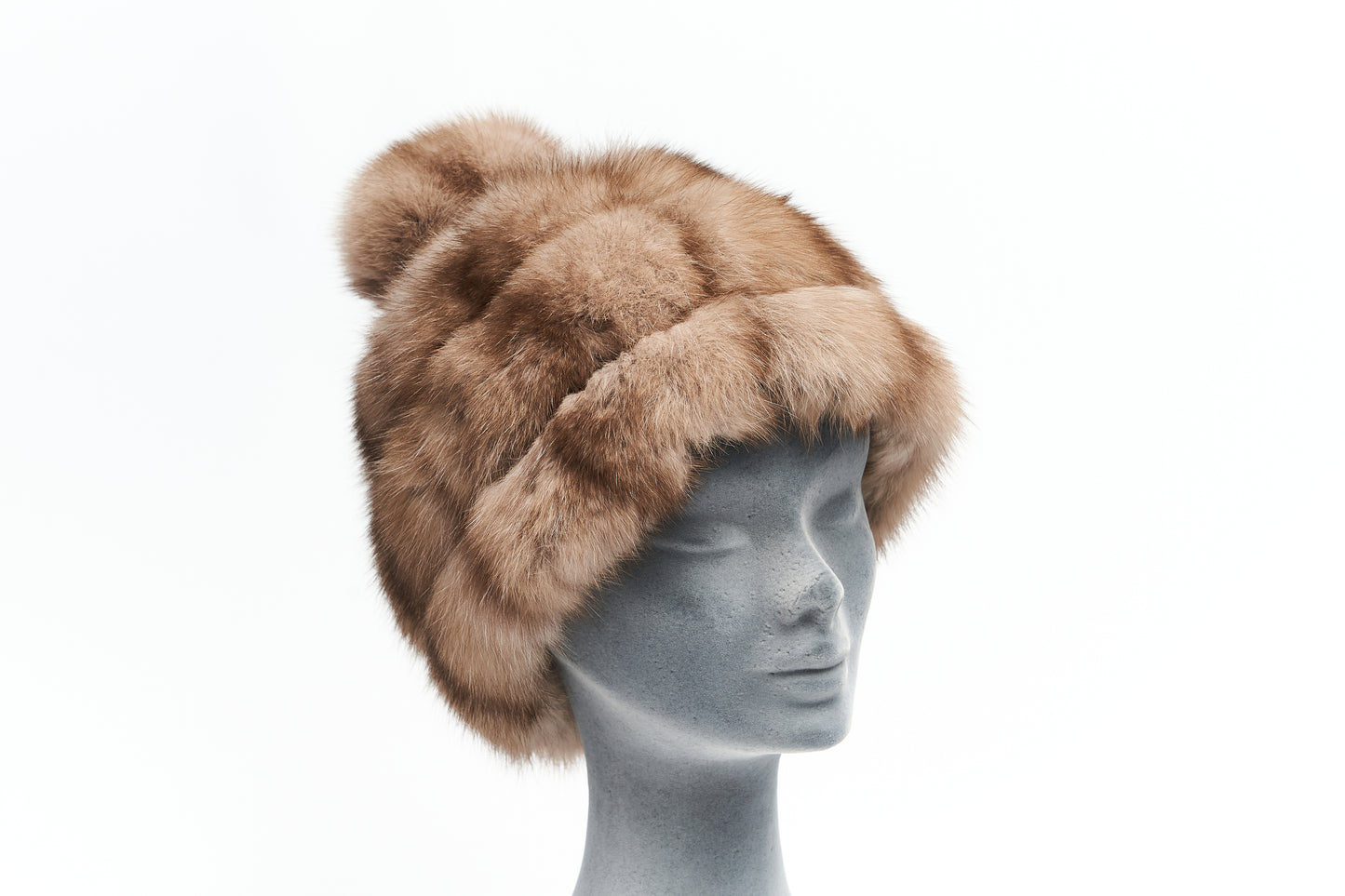 Cappello con pon pon in zibellino biondo